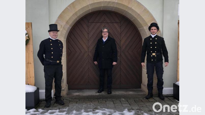 Reinhold Hirsch (links) übergibt den Pressather Kehrbezirk an seinen Nachfolger Christoph Fröhler (rechts). Bürgermeister Bernhard Stangl wünscht Fröhler farblich angepasst viel Glück als neuen Kaminkehrer von Pressath. Bild: Stadt Pressath