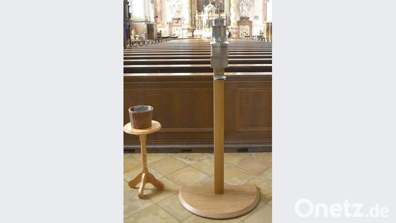 Einen Liter Weihwasser fasst der gläserne Behälter des Spenders am Eingang der Asam-Kirche. Bild: sck