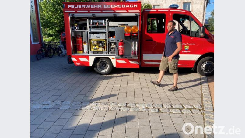 Mit großer Freude kann Kommandant Wolfgang Rösch das neue Fahrzeug der Feuerwehr Ebersbach präsentieren. Archivbild: e