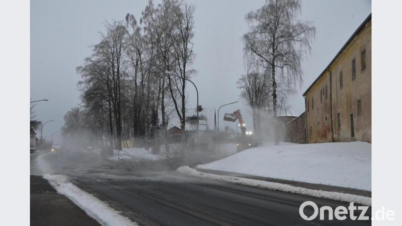 Berstend kracht der Ahornbaum auf die Straße und wirbelt Schnee auf. Bild: dob