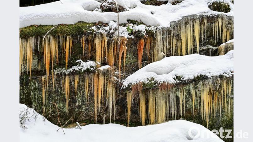 Die bunt schimmernden Eiszapfen sind ein Blickfang. Bild: sds