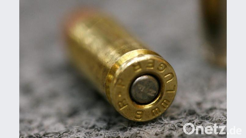 Bei einer Verkehrskontrolle entdeckten die Beamten, in einem Kofferraum, ein Gewehrmagazin mit zehn Manöverpatronen. Symbolbild: Daniel Karmann/dpa