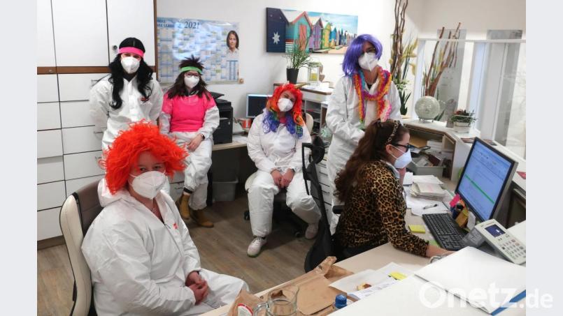 In einer Schwandorfer Arztpraxis wollten die Mitarbeiterinnen nicht ganz auf die Tradition des Weiberfaschings verzichten. Bild: Hirsch