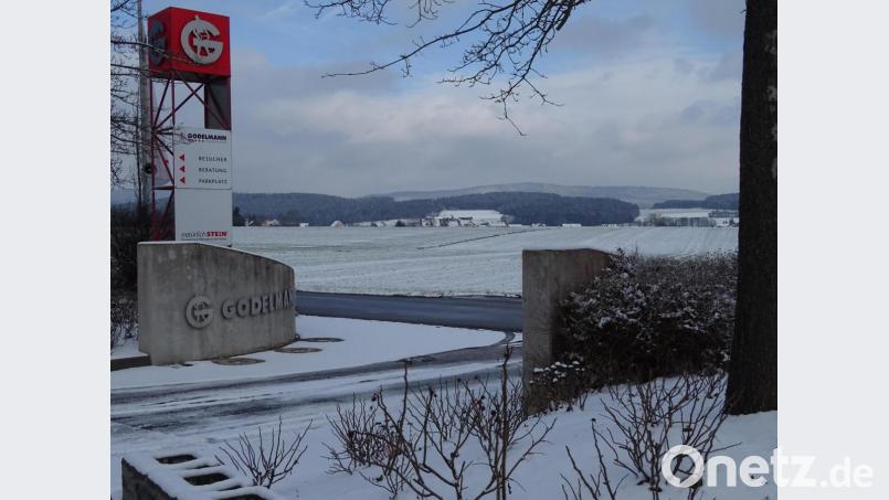 Nach einem Notartermin ist der Weg frei zur Werkserweiterung von Europas größtem Betonsteinhersteller: Nördlich ihrer bisherigen
Unternehmensgrenze ist die Firma Godelmann in den Besitz von neun Hektar Fläche gekommen. Bild: Houschka