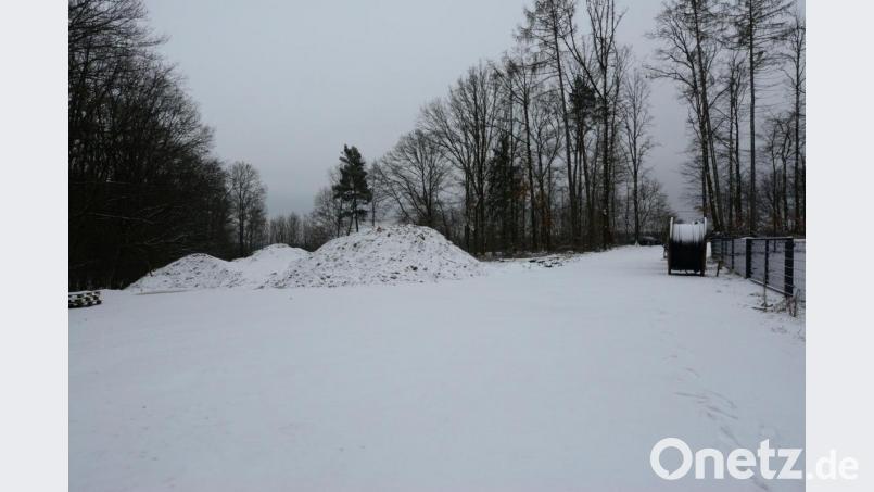 Dort, wo momentan aufgrund der Spuren im Schnee sich noch Fuchs und Hase treffen, soll in diesem Jahr der Wertstoff errichtet werden. Die Zufahrt wird entlang des Zaunes zum gemeindlichen Bauhof angelegt. Dafür sind im Haushaltsplan 260.000 Euro Baukosten und 40.000 Euro Baunebenkosten einkalkuliert. Bild: bey
