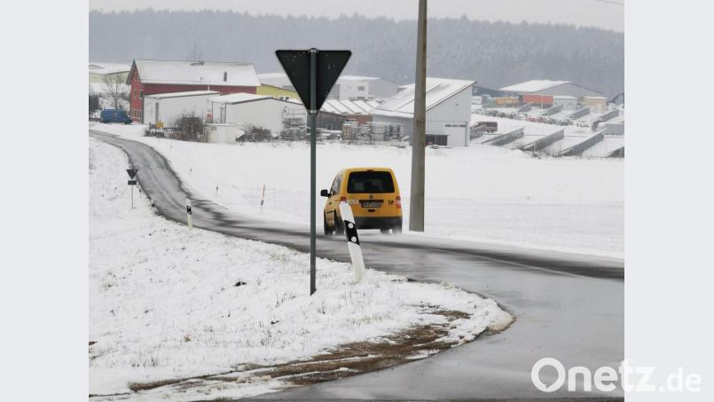 Der Ausbau der Gemeindeverbindungsstraße zwischen Hof und dem Industriegebiet „West“ an der Bundesstraße soll heuer über die Bühne gehen. Das Staatliche Bauamt fördert die Ertüchtigung der engen Straße mit 80 000 Euro. Bild: Portner