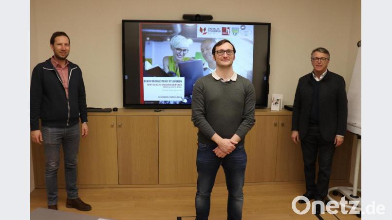 Bürgermeister Franz Stahl (rechts) und Harald Eckstein, städtischer Bildungskoordinator (links), begrüßen Hochschulkoordinator Armin Egetenmeier (Mitte) am Hochschulstandort in Tirschenreuth. Bild: exb