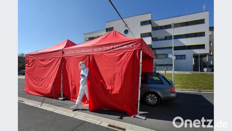 Ein medizinischer Mitarbeiter vor einem Zelt, das für die Entnahme von Covid-19-Tests vor dem Krankenhaus von Cheb (dt. Eger) errichtet wurde. Bild: Slavomír Kubeš/CTK/dpa