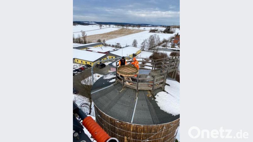 Mitarbeiter des Bauhofs errichten einen Storchenhorst auf dem rund 20 Meter hohen Salzsilo. Bild: Stadt Vohenstrauß/exb