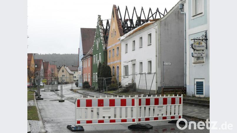 An den Dachstühlen erkennt man, dass die drei Häuser am Hohenburger Marktplatz beim Brand im Mai 2020 schweren Schaden genommen haben. Nur eines davon ist inzwischen notgesichert, bei den beiden anderen wird dies nun erzwungen. Bild: Wolfgang Steinbacher