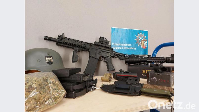 Bei dem sichergestellten Gewehr handelt es sich laut Polizeiangaben um eine CO2-Paintball-Waffe, die von dem verhängten Waffenbesitzverbot erfasst wird. Der Besitzer sei nach aktuellem Ermittlungsstand keiner politischen Gesinnung zuzuordnen. Bild: Polizei