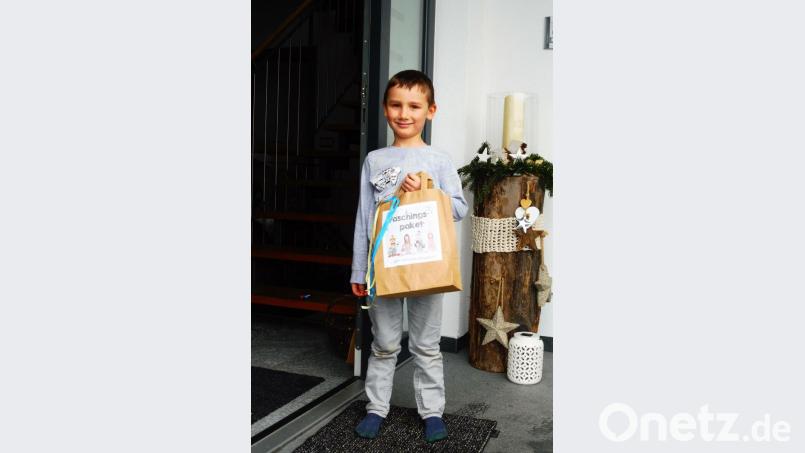 Jakob hat das Kinderhaus-Team dabei ertappt, wie es die Faschingstüten vor der Haustür abgestellt hat, und reut sich riesig über die gefüllte Tüte Bild: bk