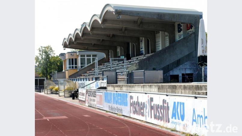 Das Stadion am Schanzl in Amberg bleibt weiterhin leer. Die Fußballer müssen wie alle anderen Amateursportler bis mindestens 7. März auf grünes Licht aus der Politik warten. Archivbild: Stephan Huber