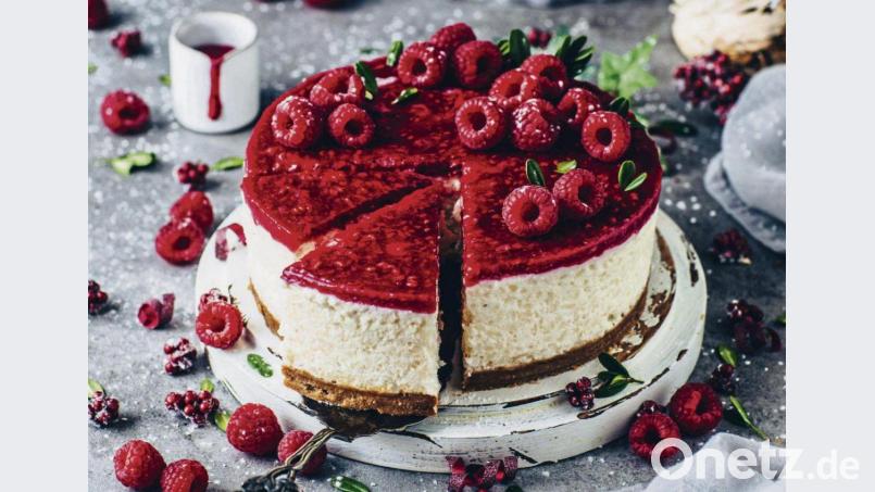 Der Boden aus Haferkeksen wird fünf bis sechs Minuten vorgebacken. Dadurch wird die Kokos-Milchreis-Torte schön knusprig. Bild: Bianca Zapatka/riva Verlag/dpa