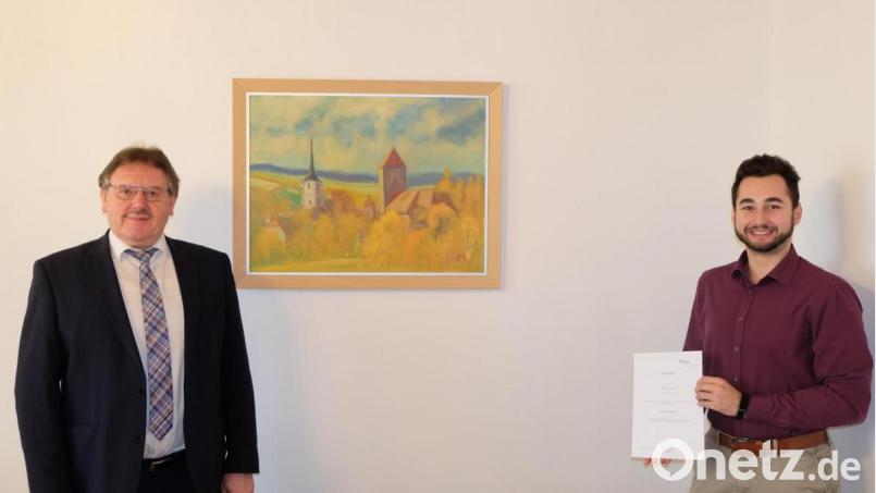 Bürgermeister Hans-Martin Scherl gratuliert Dominik Gruber (rechts) zur bestandenen Prüfung. Bild: Stefanie Gradl
