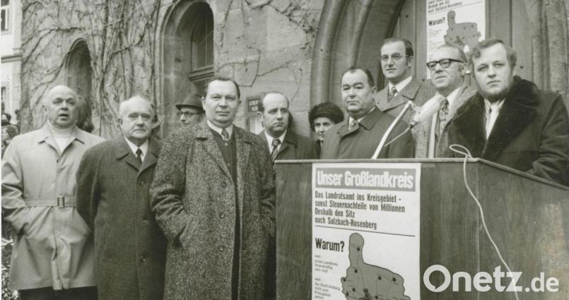 Aktivisten für den Erhalt des Landkreissitzes in Sulzbach-Rosenberg am 20. Juli 1973 – darunter einige Personen, nach denen Straßen benannt sind: Von links Ludwig Reitz, Landrat Karl Winkler (Straße), Fritz Pellner, Ernst Zintel, Helmut Lösch (Straße), Therese Schleicher, Bürgermeister Hans Göth (Straße), Hans Kopp, Franz Sollfrank (Straße) und Hubert Jungbauer. Bild: Stadtarchiv Sulzbach-Rosenberg/Foto Horst D. Etzold