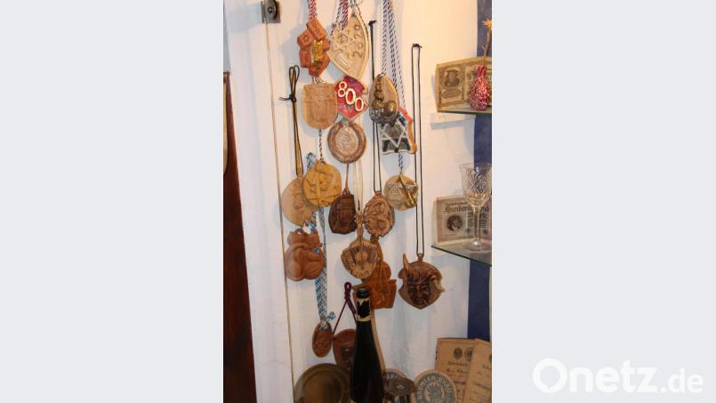 Alle 18 Exemplare der von Alfons Kistenpfennig geschnitzten Zoiglorden hängen im Schankraum beim Waldhauser hinter Glas. Bild: prh