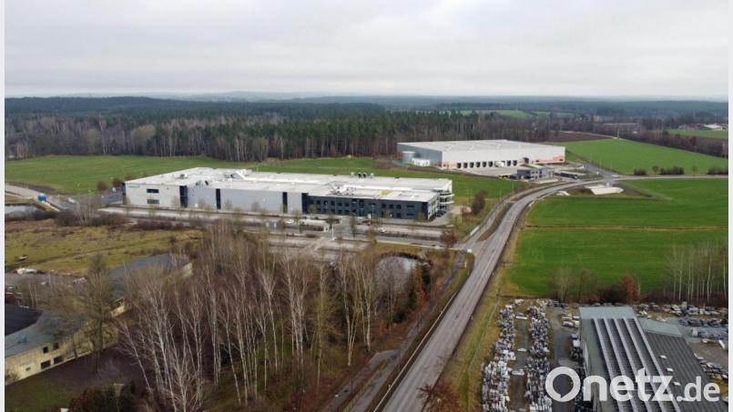 Im interkommunalen Gewerbegebiet bei Wiesau sollen im Frühjahr die Bauarbeiten beginnen. Die Schott AG errichtet hier auf einer Fläche von rund sieben Hektar ein Logistikzentrum. Und die Ziegler-Group (rechts) erweitert ihr Logistik-Zentrum. Bild: eg