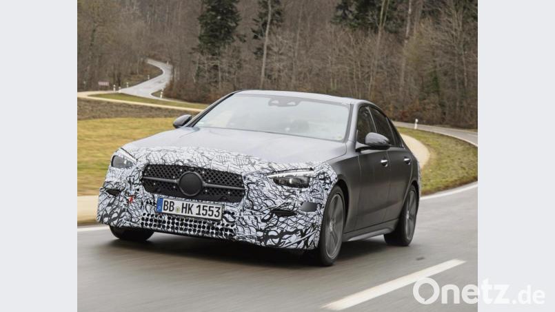 Ausfahrt mit Tarnung: Noch will Mercedes die letzten Details zur Optik der neuen C-Klasse nicht verraten. Bild: Daimler AG/dpa