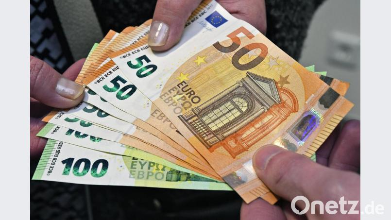 Dass Simone Graf die 500 Euro staatlichen Corona-Bonus doch noch einmal in den Händen hält, hat die Pflegerin schon nicht mehr geglaubt. Der Schritt an die Öffentlichkeit war der Mutter unangenehm – doch er hat geholfen. Bild: Petra Hartl
