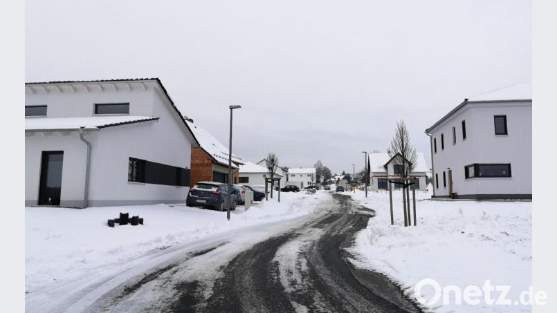 Die Straße „Hintere Griesäcker“ im Neubaugebiet „Griesäcker“ in Pleußen ist nun offiziell eine Ortsstraße. Die Widmung des 256 Meter langen Straßenstücks erfolgte durch einen Beschluss im Mitterteicher Stadtrat. Bild: lnz