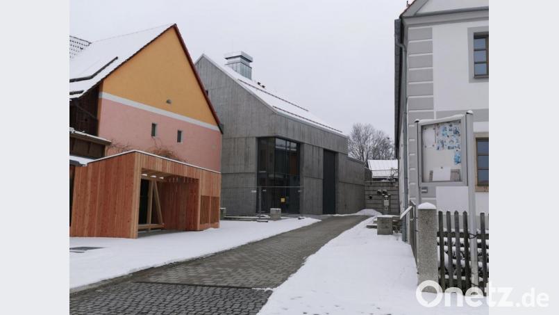 Der Weg zum neuen Stadtarchiv (Mitte) ist geräumt, aber bis zum Einzug ist es noch ein Stück. Denn erst wenn die Innentüren gesetzt sind, kann die Grundreinigung und danach der Umzug der Akten starten. Bild: Portner