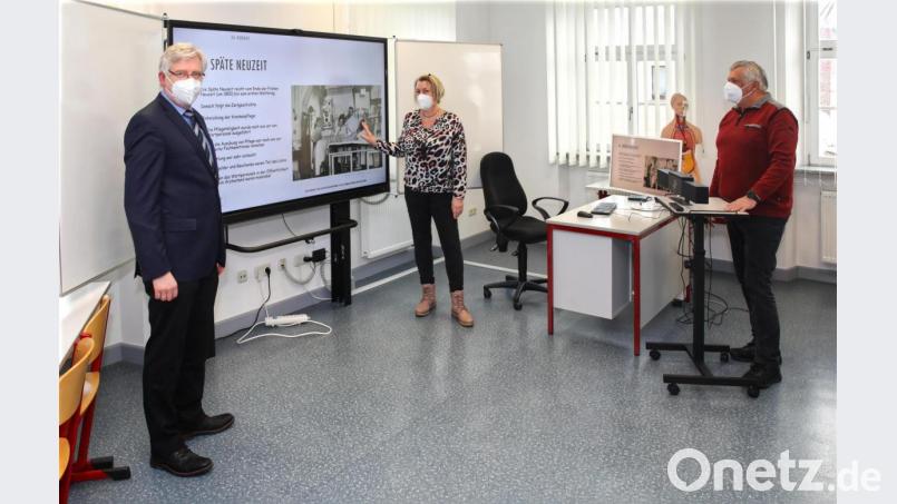 Ein Whiteboard ersetzt in den Klassenzimmern die gute alte Kreidetafel. Das Zusammenspiel von Tafel, Bildschirm und Kamera ließ sich (von links) Bürgermeister Johannes Reger von der stellvertretenden Schulleiterin Claudia Wolf und dem externen IT-Berater Siegfried Dötterl erklären. Bild: njn
