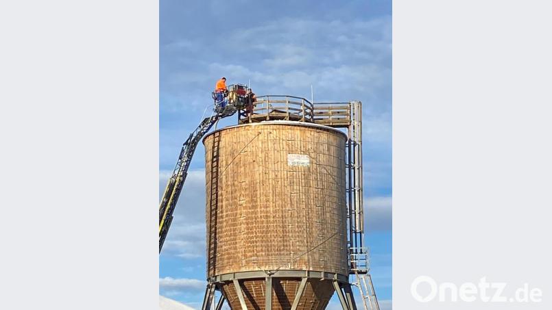 Mitarbeiter des Bauhofs errichten einen Storchenhorst auf dem rund 20 Meter hohen Salzsilo. Bild: Stadt Vohenstrauß/exb