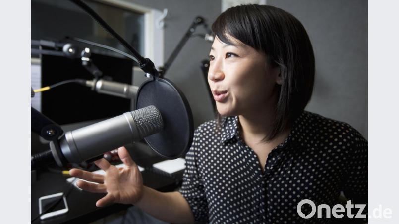 Die Klangqualität muss stimmen: Auch wenn es nicht gleich ein Studio sein muss, ist ein Studiomikrofon allemal empfehlenswert. Bild: Blend Images/Jasper Cole/dpa