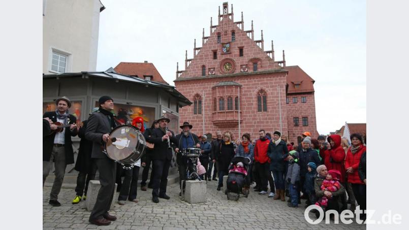 Den Faschingsendspurt 2020 läutete in Sulzbach-Rosenberg die Bettler Big Band ein. In Corona-Zeiten beschallt das Glockenspiel des Rathauses den Luitpoldplatz in den närrischen Tagen jeweils um 11.11 Uhr mit Michl Müllers &quot;längster Polonaise der Welt&quot;. Archivbild: bmr