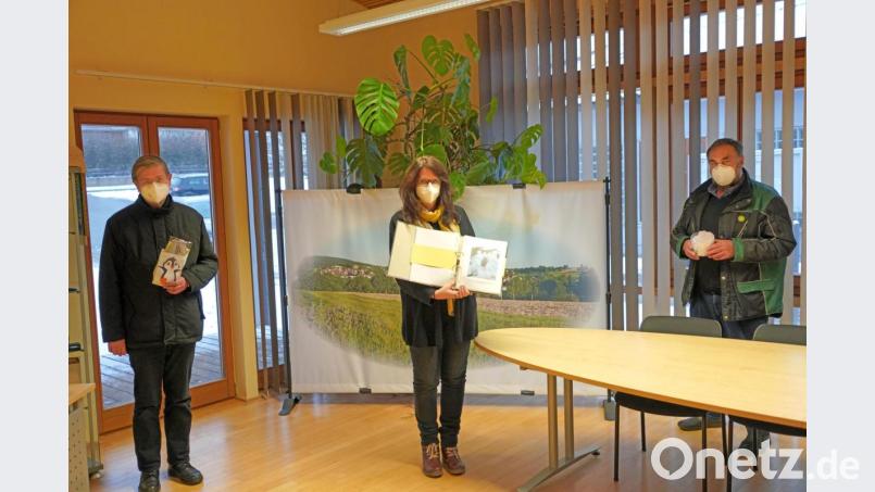 Unter 33 Vorschlägen zieht Bürgermeister Josef Beimler (rechts) im Beisein von Kita-Leiterin Sonja Kick und Pfarrer Norbert Götz die Gewinner der "Eis- und Schneeaktion". Bild: fvo