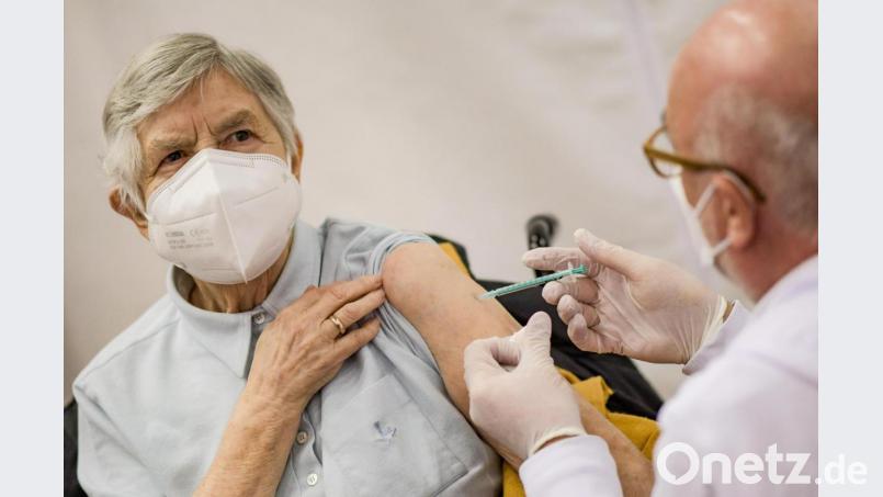 Die 84-jährige Karin Sievers wird im Hospital zum Heiligen Geist mit der zweiten Corona-Impfung geimpft. Symbolbild: Axel Heimken/dpa