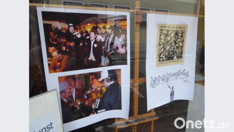 Fotos, Festschriften und andere historische Dokumente sind im Schaufenster der Galerie der Gruppe '81 in der Frühlingstraße ausgestellt. Bild: ige