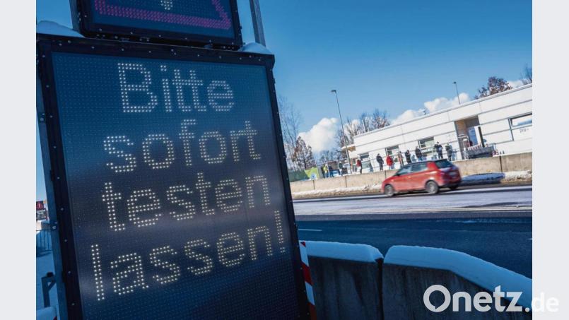 Am Grenzübergang Schirnding wollen Ministerpräsident Markus Söder und Innenminister Joachim Herrmann sich am Sonntag über die neuen Corona-bedingten Grenzkontrollen zu Tschechien informieren. Bild: Nicolas Armer/dpa