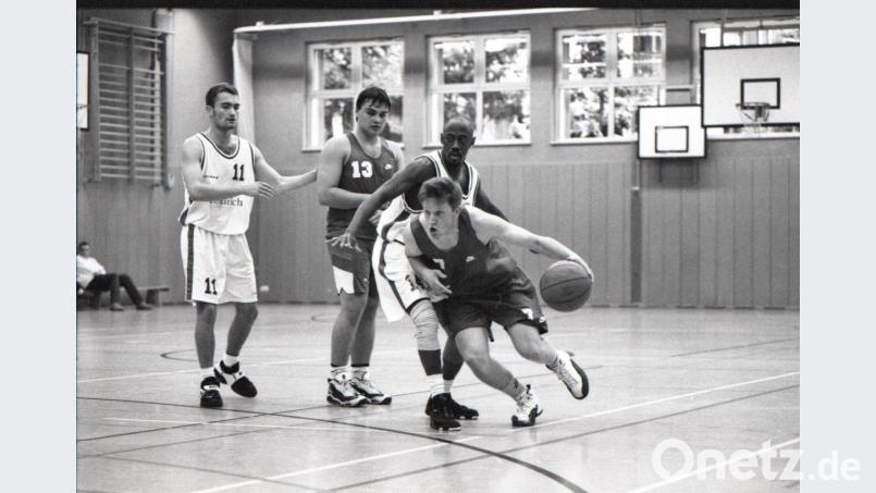 Ein großes Talent und ein sehr guter Aufbauspieler: Mit 17 war Enes Dendic (rechts am Ball) bereits Stammspieler in der Basketball-Herrenmannschaft des TV Amberg. Archivbild: ref