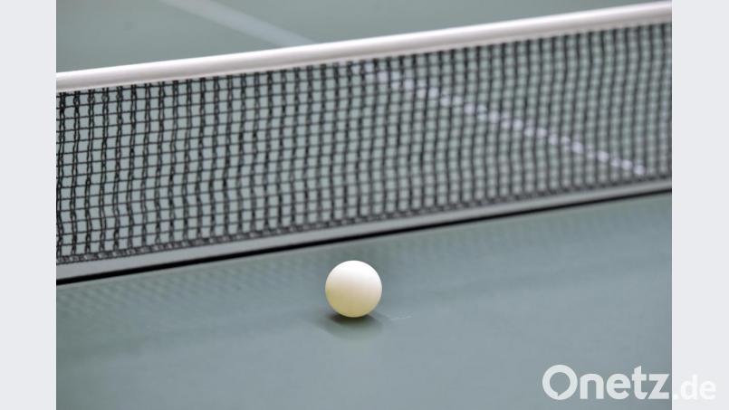 Ein Tischtennisball liegt auf der Platte. Der Spielbetrieb in Bayern wurde abgebrochen und die Saison annulliert. Symbolbild: Ziegler