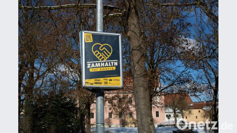 "Zamhaltn in Amberg" - das wird nun auch auf Plakaten, Flyern und Aufklebern sichtbar. So wie hier am Altstadtring beim Kurfürstlichen Schloss. Bild: Michael Sandner