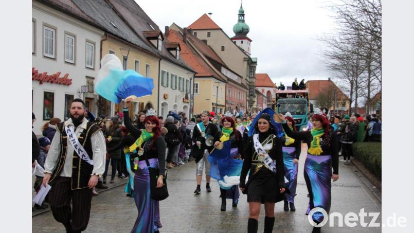 Der alljährliche Tirschenreuther Faschingsumzug muss heuer ausfallen. Unser Bild zeigt Mitglieder der Showtanzgruppe der Tursiana beim Zug im vergangenen Jahr. Archivbild: kro