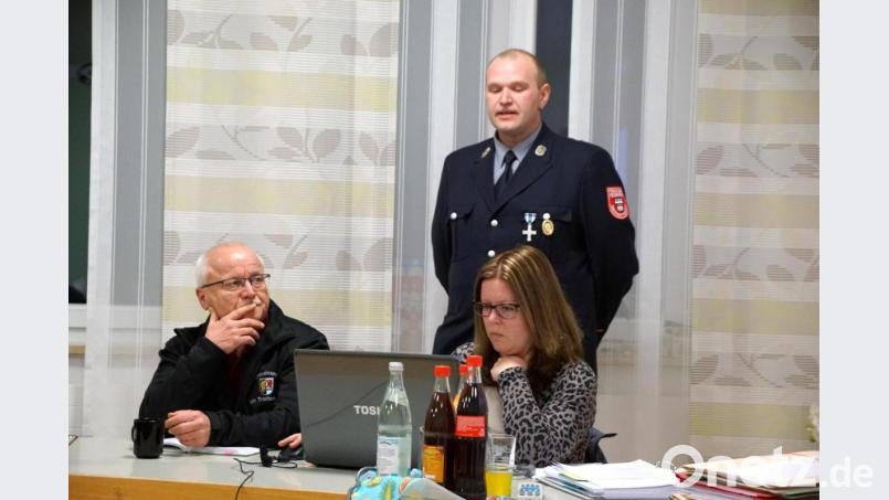 Kommandant Norbert Schlicht (stehend) stellt dem Gemeinderat das für die Oberwappenöster Wehr angedachte neue Einsatzfahrzeug vor. Kreisbrandinspektor Otto Braunreuther und Corinna Reinert von der Verwaltung verfolgen die Erläuterungen. Bild: bkr