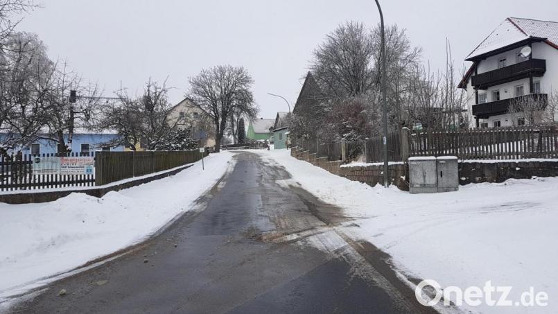 Der von den Anliegern gewünschte Vollausbau der Ortsdurchfahrt Ragenwies würde fast 82.000 Euro kosten. Aufgrund der Haushaltslage wurde vom Gemeinderat nur eine Erneuerung der Asphaltdecke für 10.549 Euro genehmigt. Bild: gi