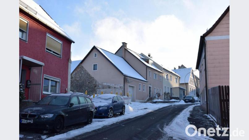 An Reinald Roderer (CSU) wurde die ungünstige Parksituation in der Schlossstraße im Kreuzungsbereich Untere Bachgasse herangetragen. Vor allem wenn die Einfahrt zum Baugebiet Kapellenweg fertiggestellt wird – dort wo aktuell die Bauabsperrung steht -, könnte sich diese Situation noch verschärfen. Bild: szl