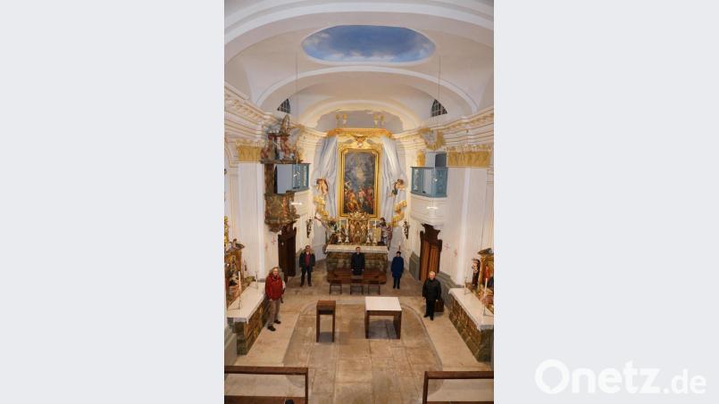 Beim Vor-Ort-Termin (von links): Architekt Michael Dittmann, Josef Gilch, der Vorsitzende des Historischen Vereins (der die Patenschaft für die Restaurierung des Altarbildes übernommen hatte und für den hohen Spendeneingang gesorgt hat) , Kirchenpfleger Josef Beer, Ortsheimatpflegerin und Kirchenhistorikerin Christine Schormüller, Ruhestandsgeistlicher Josef Beer. Bild: wec