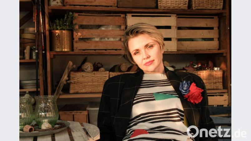 Was die Regensburger Künstlerin "Die Nowak" mit einem Schottergärtner verbindet und wie ein "Hängematten-Interview" therapeutisch wirken kann, verrät sie ab Sonntag im "KLANG.Stall" von Stefan Jürgens. Bild: Thomas Thumann