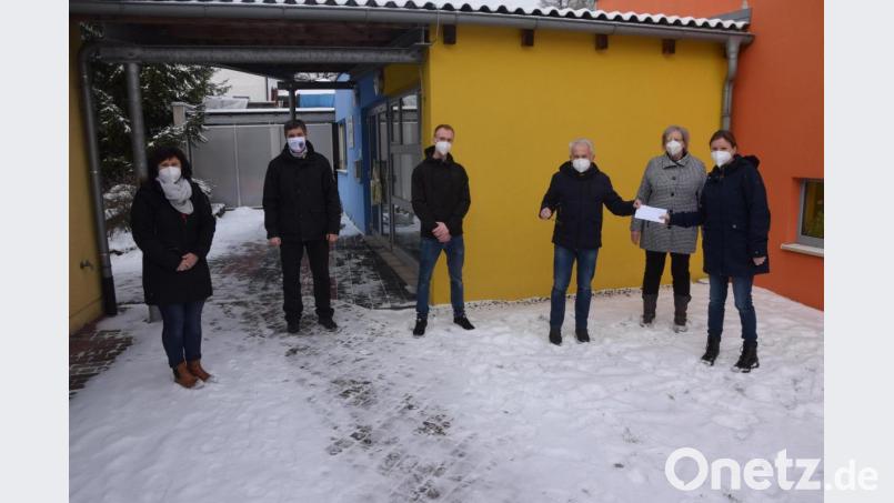 Vom Pfarrgemeinderat wechseln 300 Euro aus dem Christbaumverkauf an das Kinderhaus Rasselbande. Ein Sofa für die Leseecke wird davon angeschafft. Bild: fz