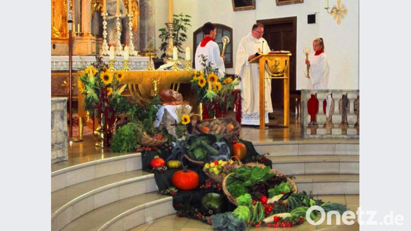 Der Aufbau des Erntedankaltars in der Kulmainer Pfarrkirche war eine der wenigen Aktionen des Obst- und Gartenbauvereins im vergangenen Jahr. Das sonst übliche Jahresprogramm für die Mitglieder ließ die Coronapandemie nicht zu. Archivbild: ak