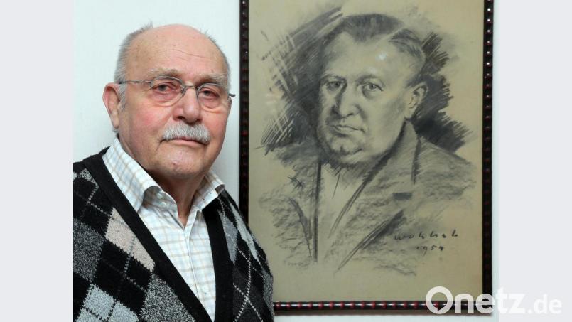 Günter Haberland vor einem Porträt seines Großvaters Karl, das der Egerländer Maler Wohlrab einst gezeichnet hat. Bild: Wolfgang Steinbacher
