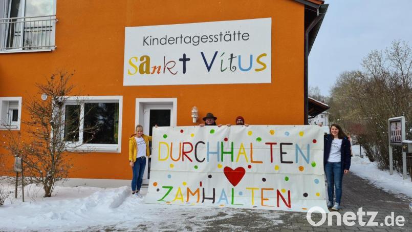 Freudig überrascht zeigen sich Erich Biller und sein Sohn Franz (Mitte, von links, als ihnen die stellvertretende Einrichtungsleiterin Vanessa Rupprecht (links) und Erzieherin Franziska Bierler (rechts) ihre Planen für den Drive präsentieren. Bild: ads