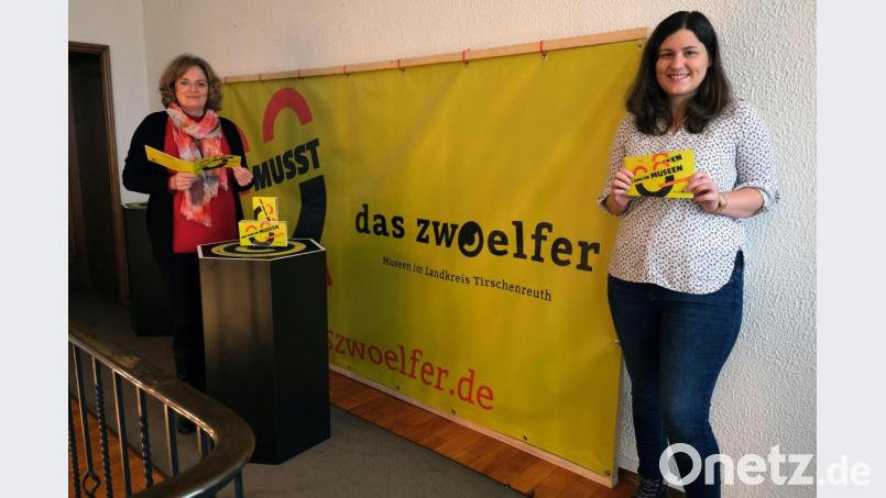 Barbara Habel (rechts) und Stefanie Schreiner sind stolz auf die neue Broschüre, die die Museen des Landkreises Tirschenreuth vorstellt. Bild: Ikom Stiftland/exb
