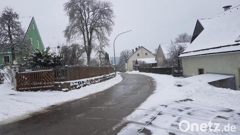 Der von den Anliegern gewünschte Vollausbau der Ortsdurchfahrt Ragenwies würde fast 82.000 Euro kosten. Aufgrund der Haushaltslage wurde vom Gemeinderat nur eine Erneuerung der Asphaltdecke für 10.549 Euro genehmigt. Bild: gi