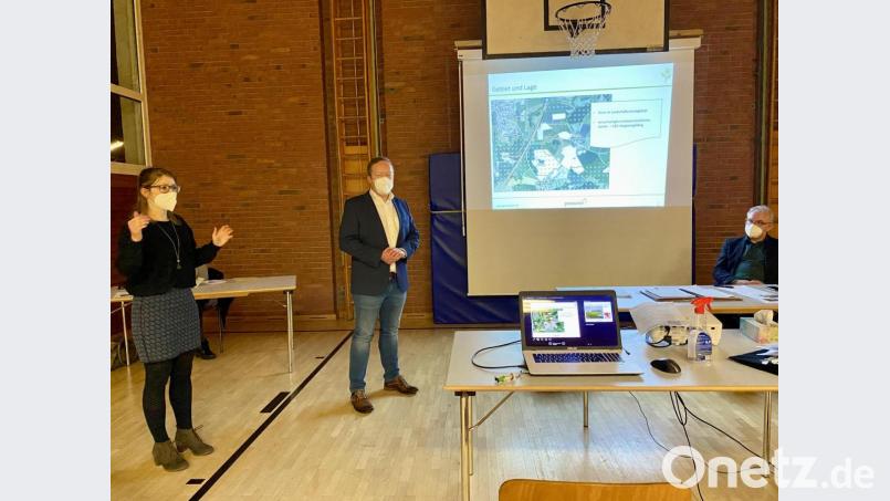 Corinna Vogt und Markus Buortesch von Greenovative stellen die ersten Daten der möglichen weiteren Solarparks bei Wurz und Rotzendorf vor; rechts im Bild Bürgermeister Rudolf Schopper. Bild: Eichl